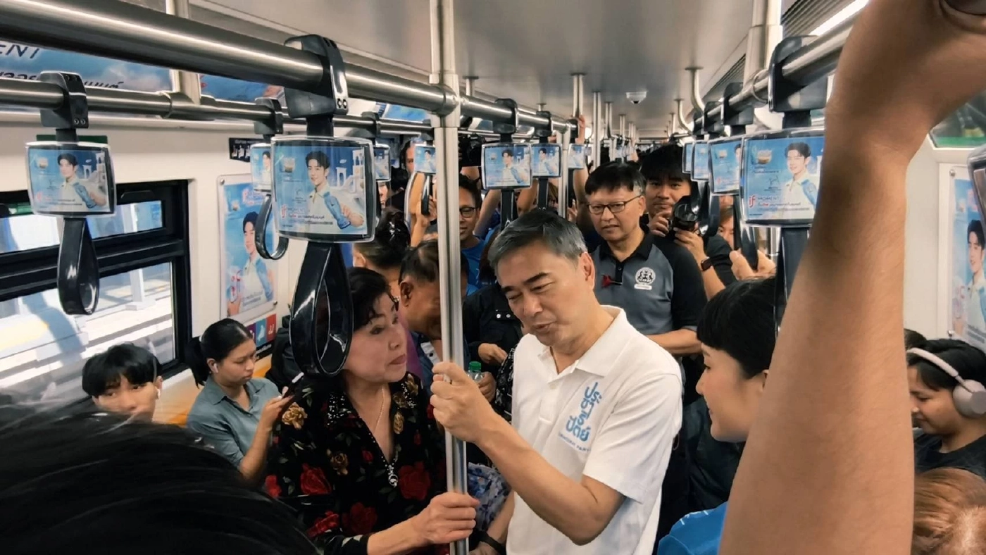 ''อภิสิทธิ์'' หาเสียงจตุจักร-สีลม - เปิดแคมเปญรถไฟฟ้า 5-30 บาท