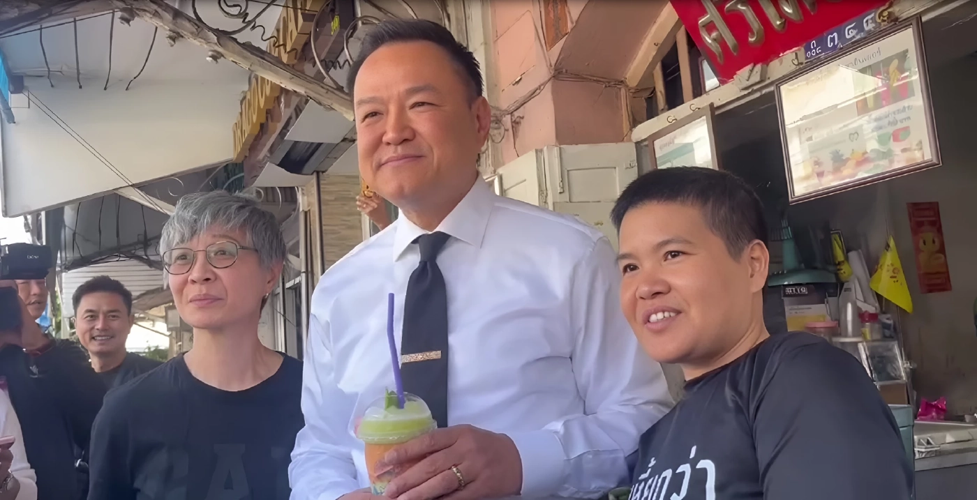 "อนุทิน" เดินตลาดนางเลิ้ง ชาวบ้านชมตัวจริงหล่อ อวยพร กลับมาเป็น "นายกฯ"