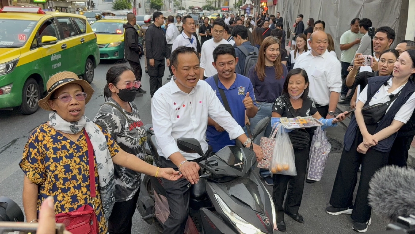 “อนุทิน” หาเสียงเยาวราช เจอ “ดร.เอ้-คุณหญิงกัลยา” กอดอวยพรเจอในสภา