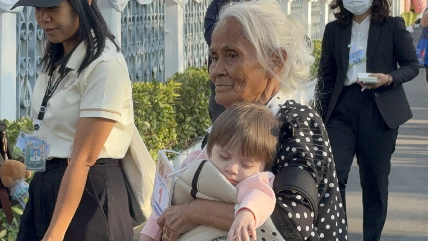 ทำเนียบรัฐบาลคึกคัก! "น้องชมพู่" 1 ขวบ 4 เดือน ประเดิมคิวแรกนั่ง "เก้าอี้นายกฯ"