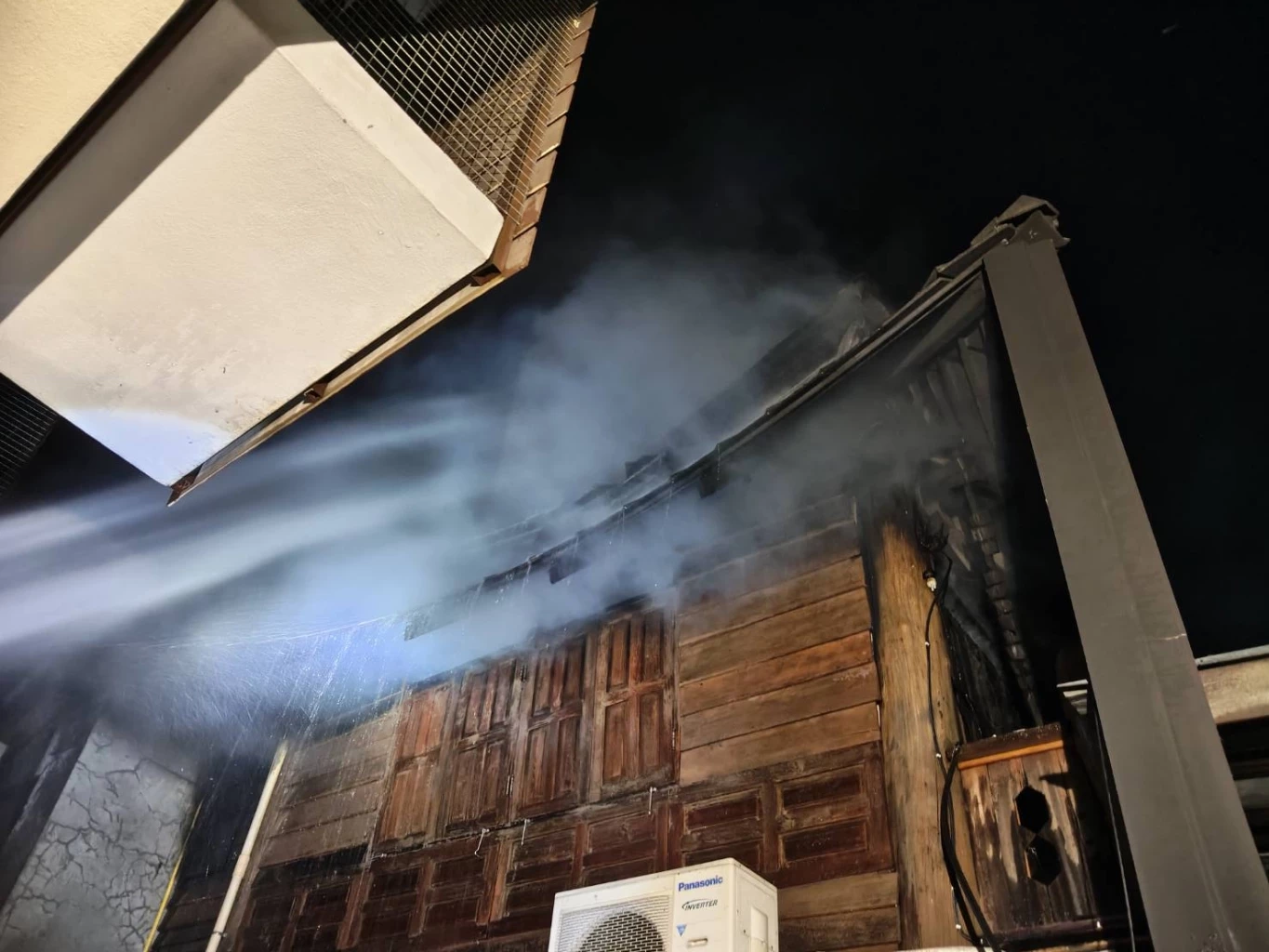 สุดสลด! ไฟไหม้บ้านแฝด ดับยกครัว 5 ศพ พ่อแม่ลูกแฝด 5 ขวบหนีไม่ทัน