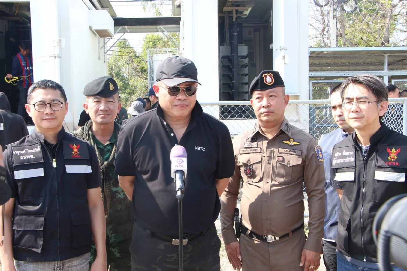 กกล.บูรพา ลุยตรวจ "ตู้เซิร์ฟเวอร์ บ.เอกชน" ลอบปล่อยสัญญาณเน็ตเข้า "ปอยเปต"