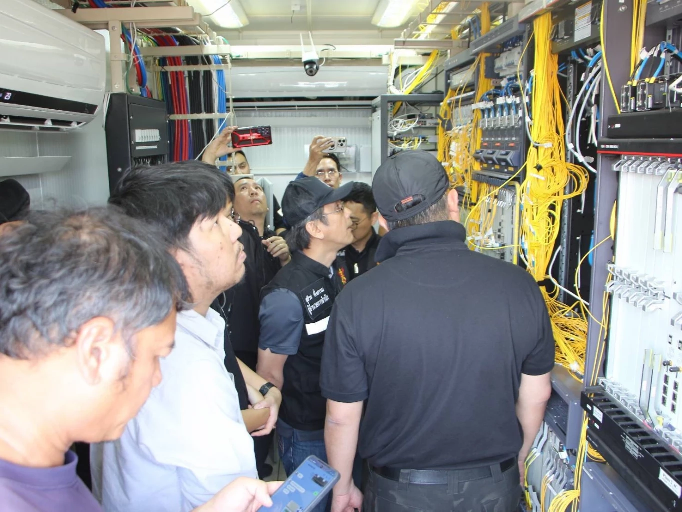 กกล.บูรพา ลุยตรวจ "ตู้เซิร์ฟเวอร์ บ.เอกชน" ลอบปล่อยสัญญาณเน็ตเข้า "ปอยเปต"