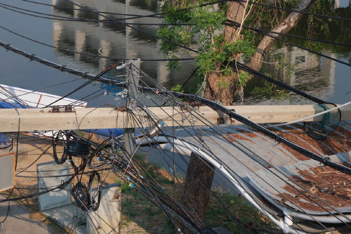 MEA ระดมทีม 200 ชีวิต กู้ระบบไฟฟ้าบางปู หลังรถบรรทุกเกี่ยวสายทำเสาฟ้าร่วง 70 ต้น คาดจ่ายไฟคืนได้ครบภายในเที่ยงคืนวันนี้