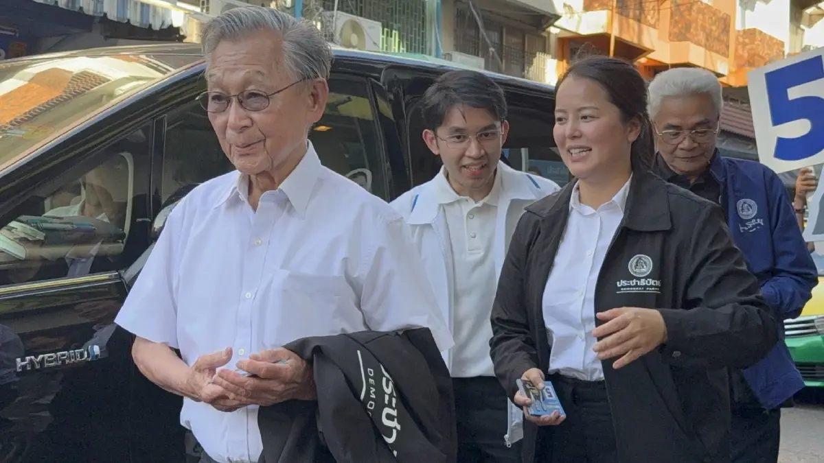 นายชวน หลีกภัย อดีตหัวหน้าพรรคประชาธิปัตย์ 