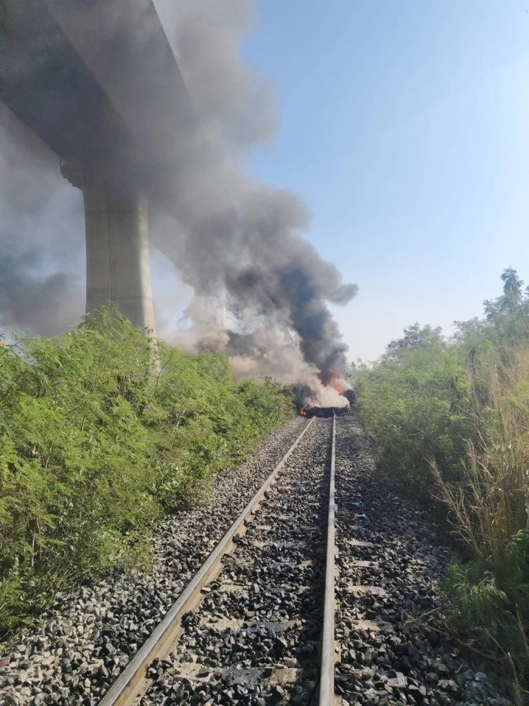 ยอดดับพุ่ง 30 เครนถล่มใส่รถไฟ ขณะที่ รฟท.เปิดสาเหตุโศกนาฏกรรม