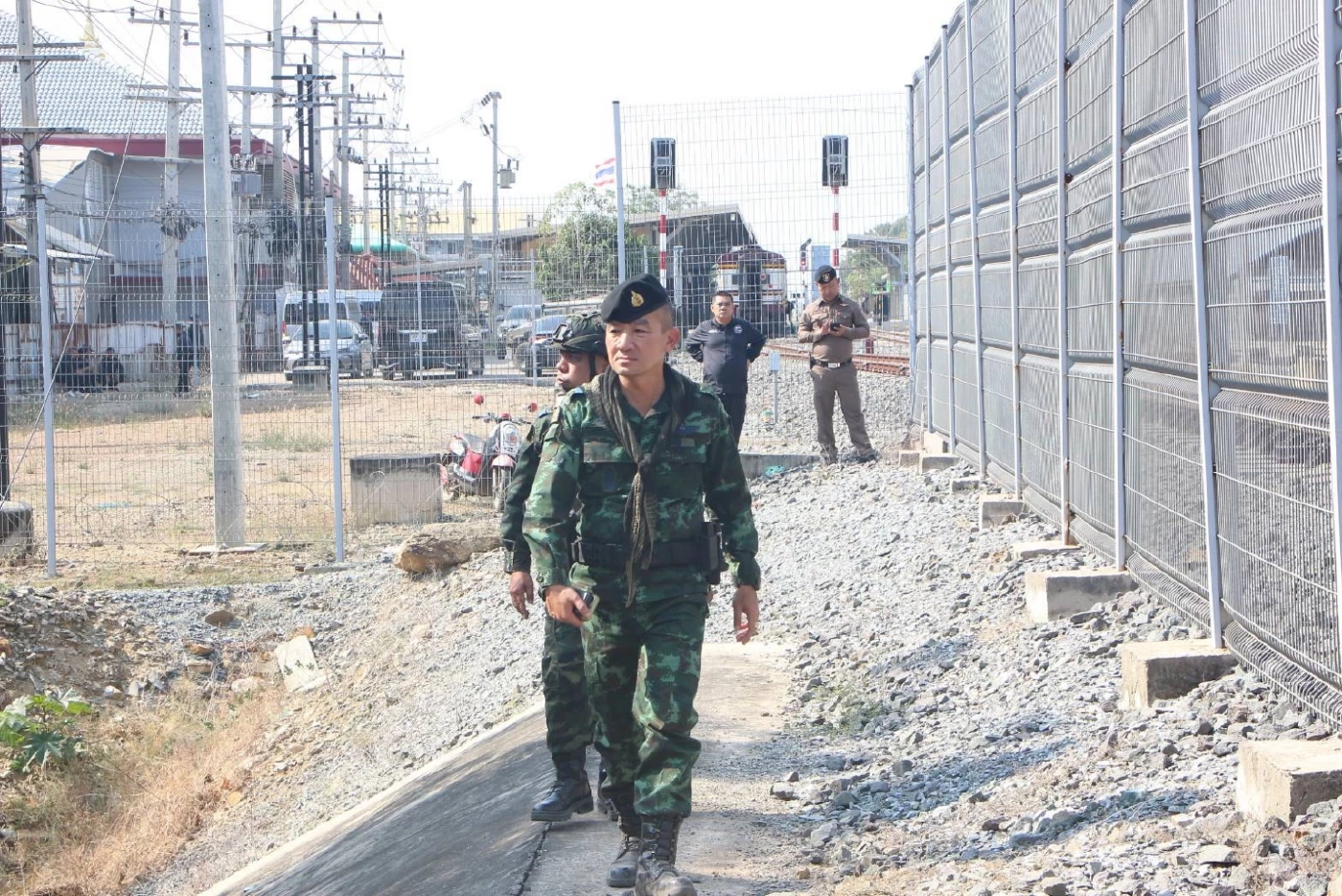 กกล.บูรพา ลุยตรวจ "ตู้เซิร์ฟเวอร์ บ.เอกชน" ลอบปล่อยสัญญาณเน็ตเข้า "ปอยเปต"
