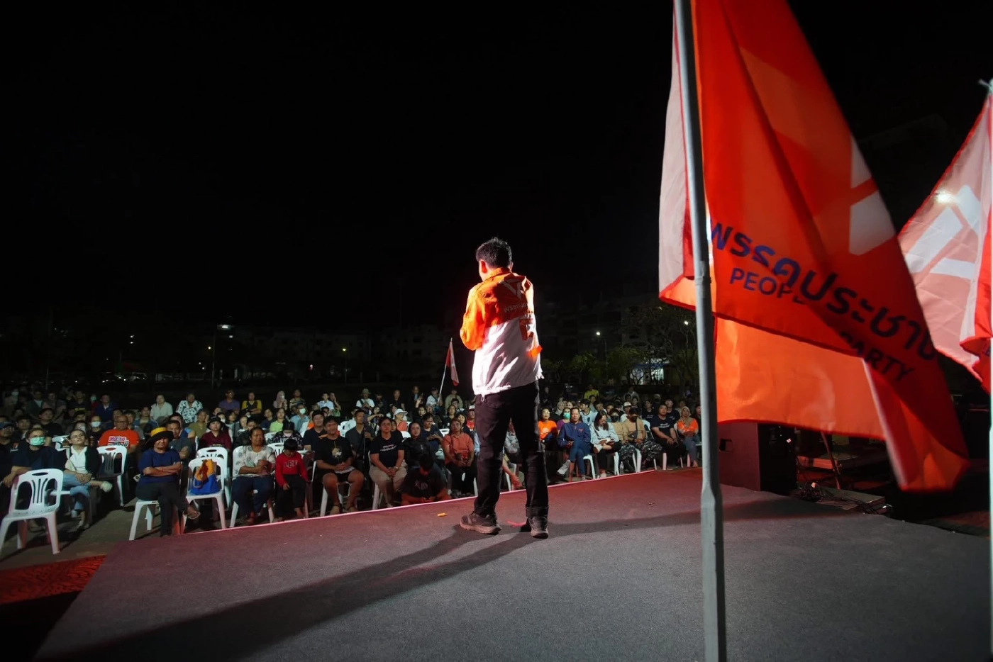 หมอสุภัทร บนเวทีปราศรัยย่อย หลังถูกเตะตัดขา 