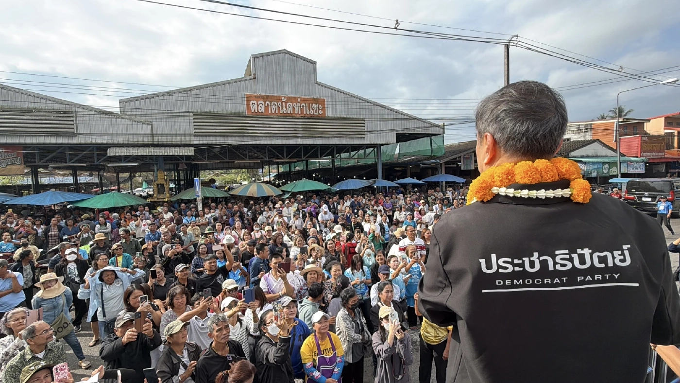 "อภิสิทธิ์" ยกทัพบุก "ชุมพร" FC แห่ต้อนรับกระหึ่มท่าแซะ