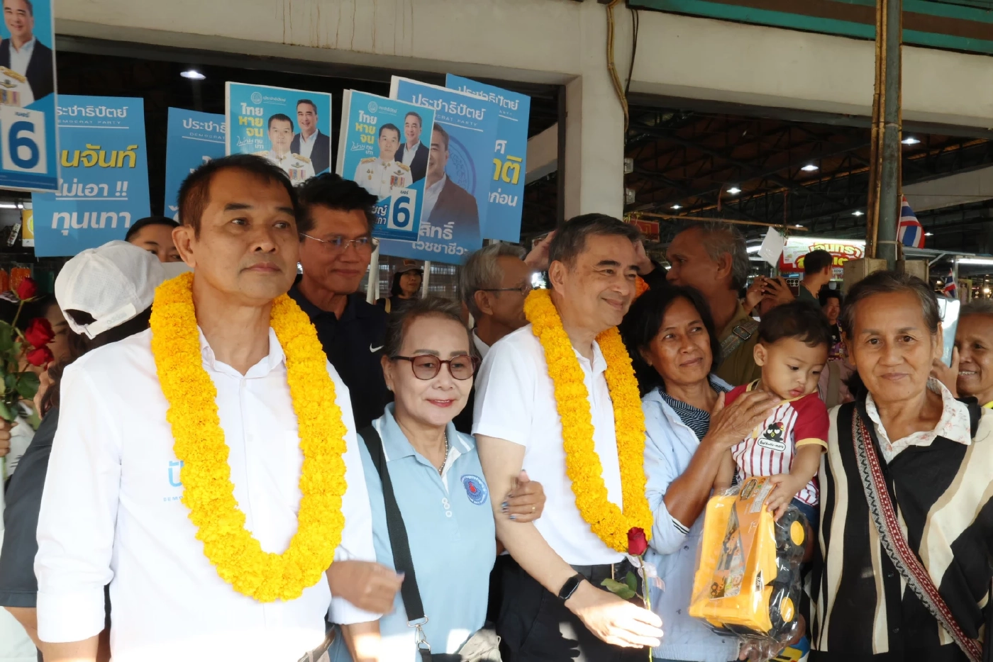 “อภิสิทธิ์” ลุยสวนทุเรียนจันทบุรี-ตราด ย้ำการเมืองสุจริต ศก.โต