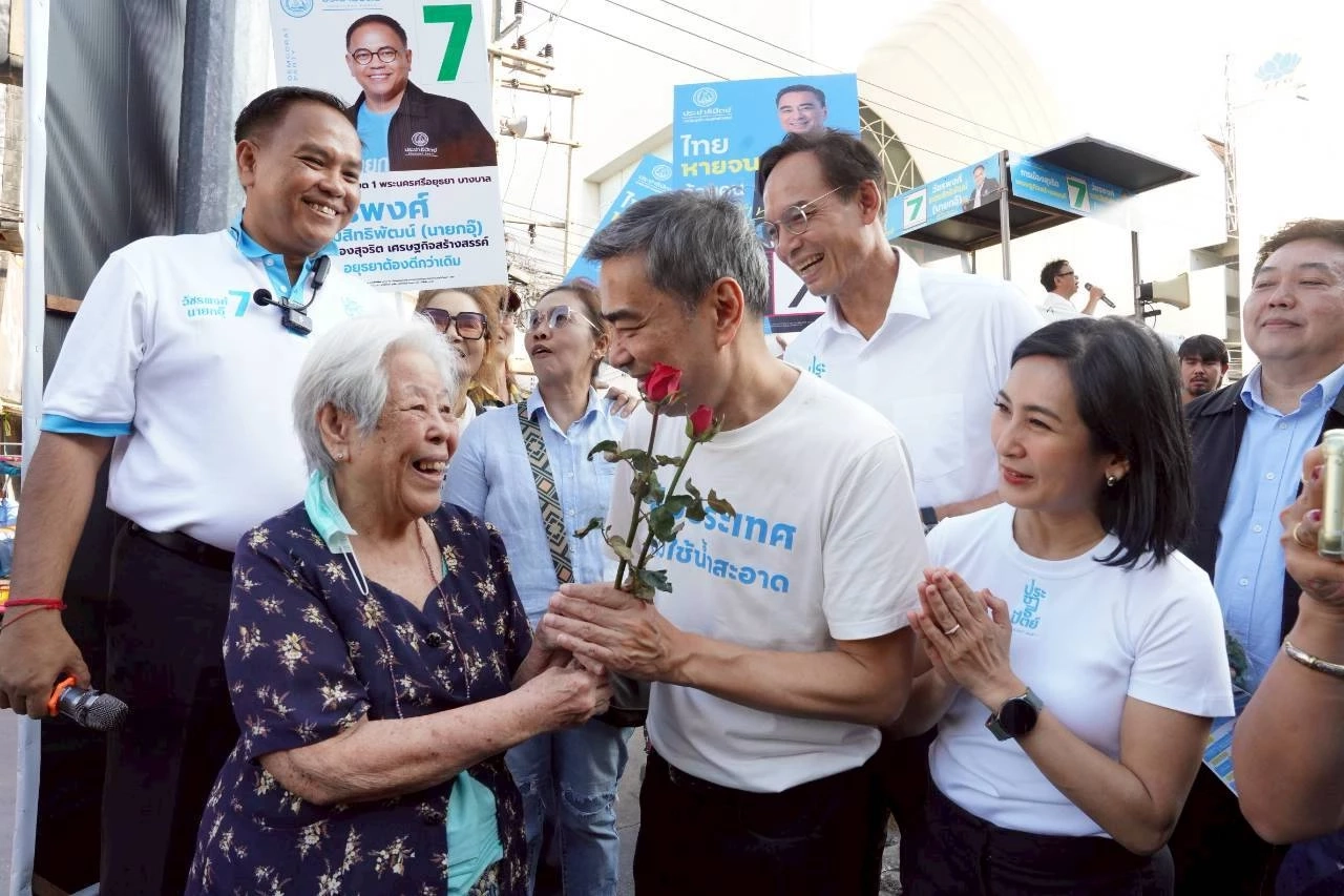 "อภิสิทธิ์​" บุกกรุงเก่าขอคะแนน-แม่ค้าหยอดพร้อมยกให้หมดบ้าน