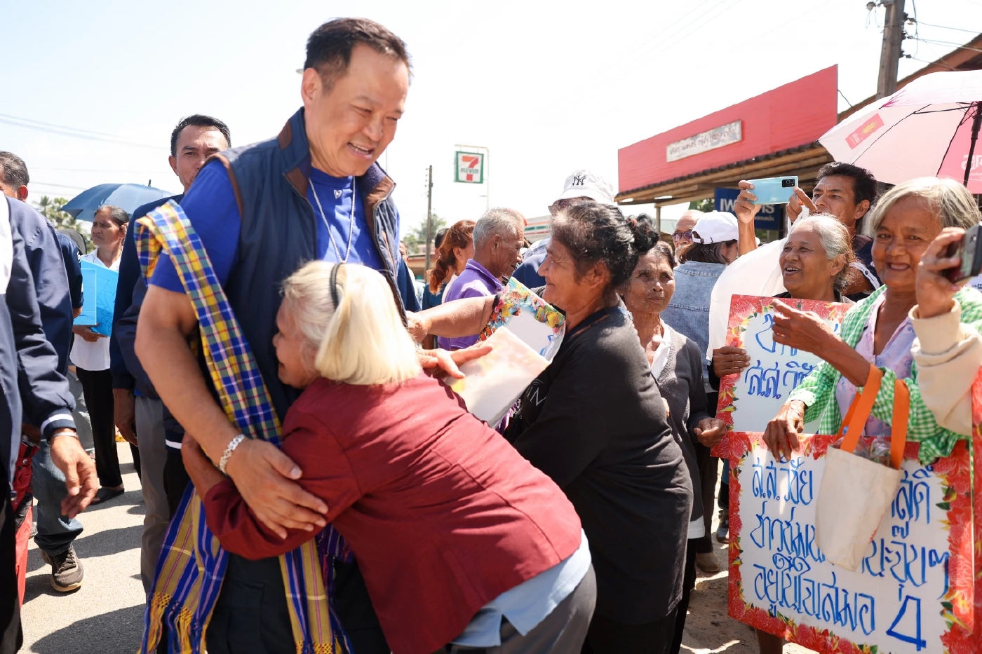 "อนุทิน" ปลื้ม "ชาวชุมพร" ต้อนรับอบอุ่น บอกเชียร์เบอร์ 4-37