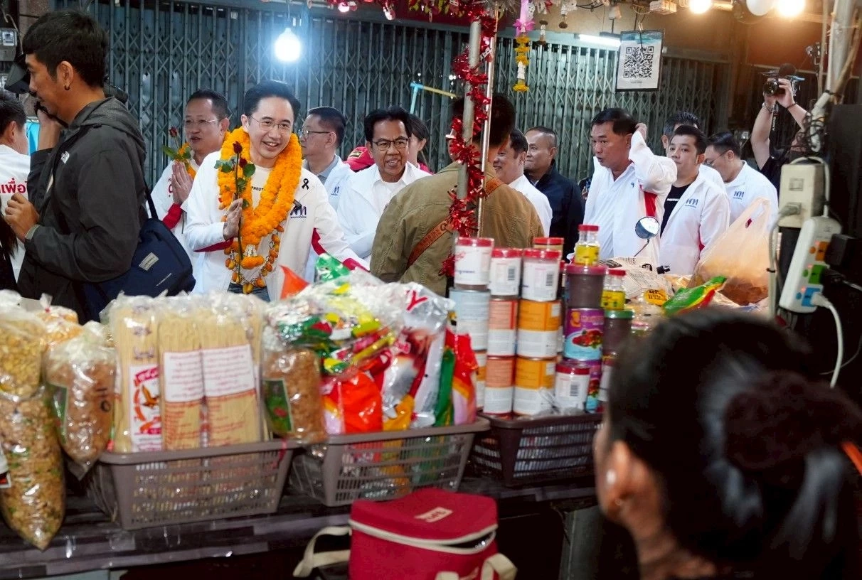 "ยศชนัน" ลุยสระบุรี ชาวบ้านคล้อง "พวงมาลัยกะหรี่ปั๊บ" มั่นใจกวาด สส. ยกจังหวัด