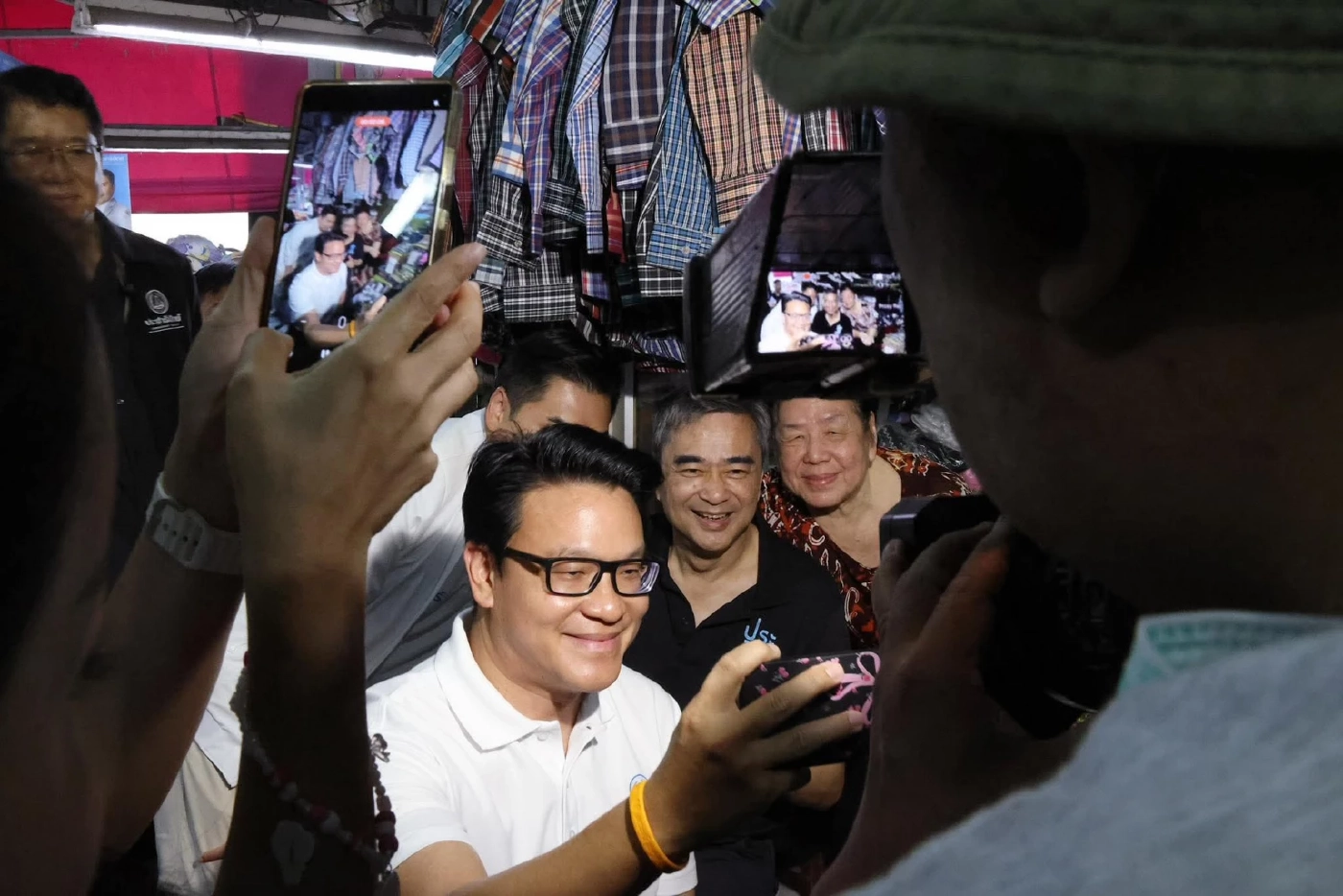 "อภิสิทธิ์" ขอคะแนน กทม.ตะวันออกเร่งทำคะแนน-ยอมรับยังเป็นรอง