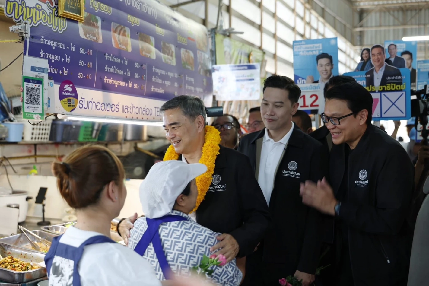 “อภิสิทธิ์​“ หาเสียงย่านห้วยขวางขอคะแนนเสียงชาวออฟฟิศ