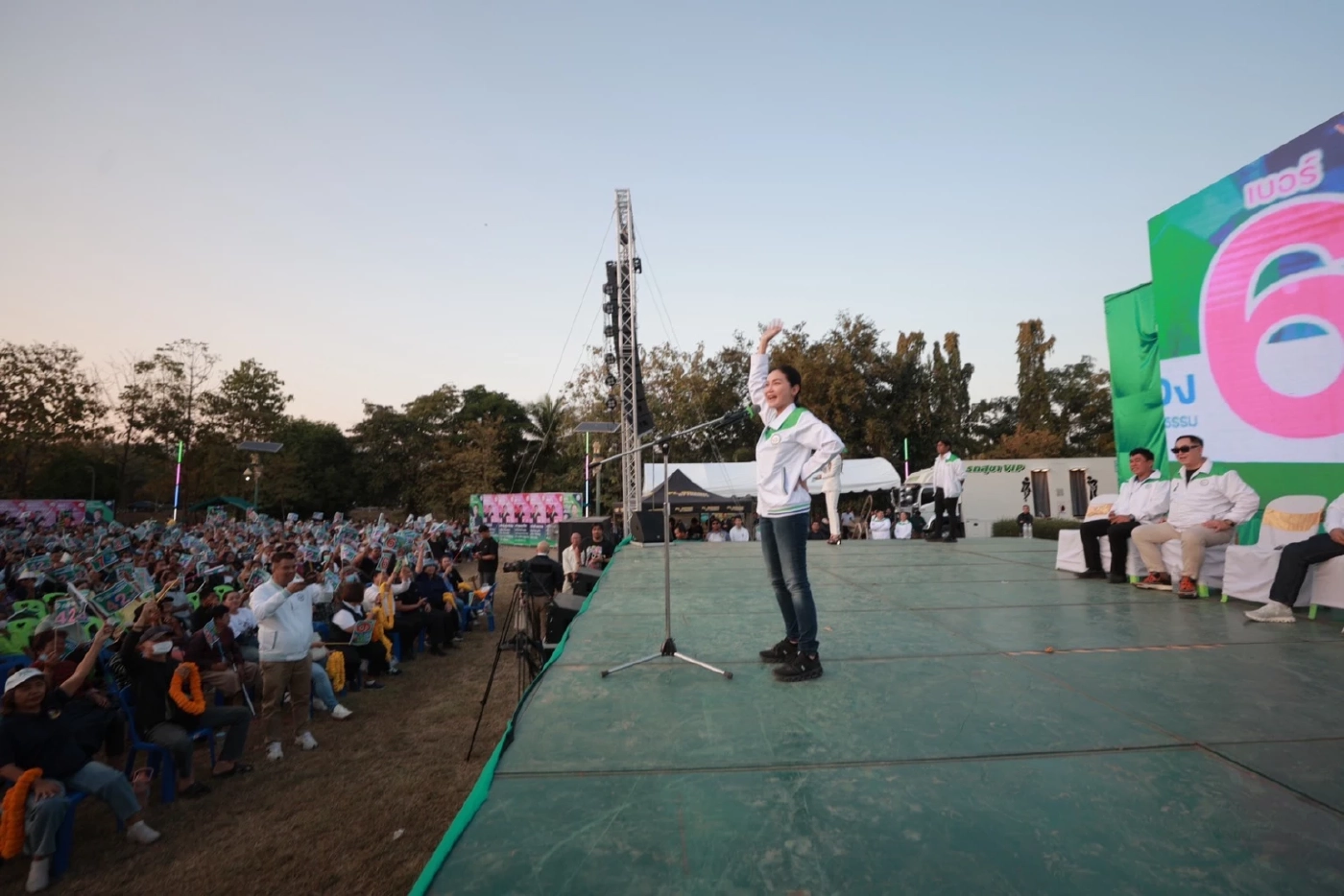 กล้าธรรม ขนทัพแกนนำ "ธรรมนัส-นฤมล-ไผ่ ลิกค์" อ้อนขอคะแนนชาว “ตาก”