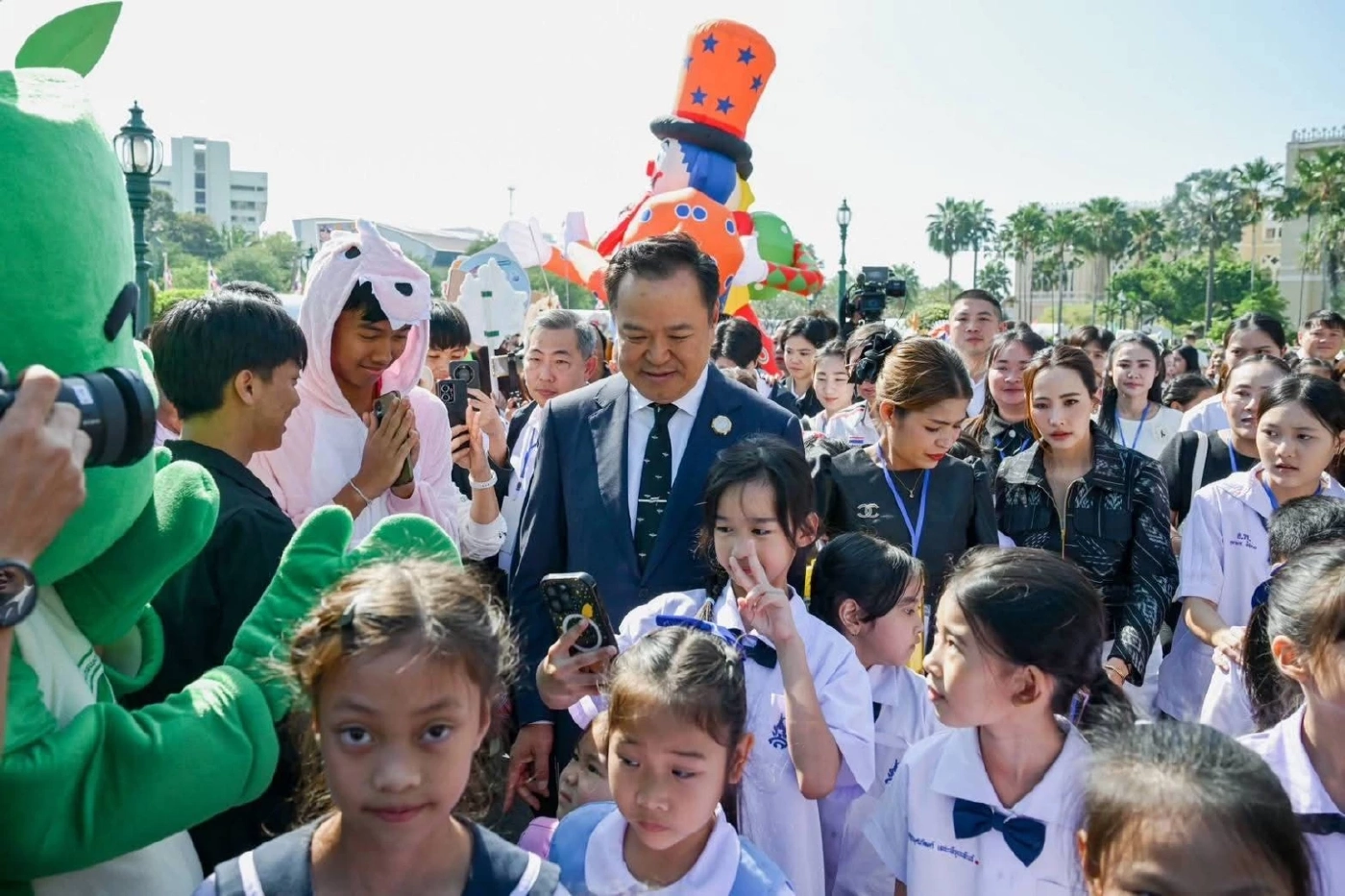 นายกฯ เปิดงานวันเด็กหวังเยาวชนไทยรักชาติ เป็นคนดี เคารพกติกาโลก