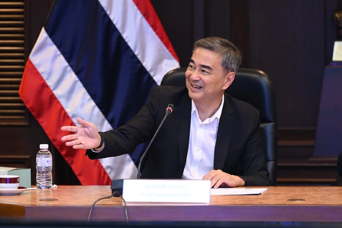 อภิสิทธิ์ เวชชาชีวะ หัวหน้าพรรคประชาธิปัตย์