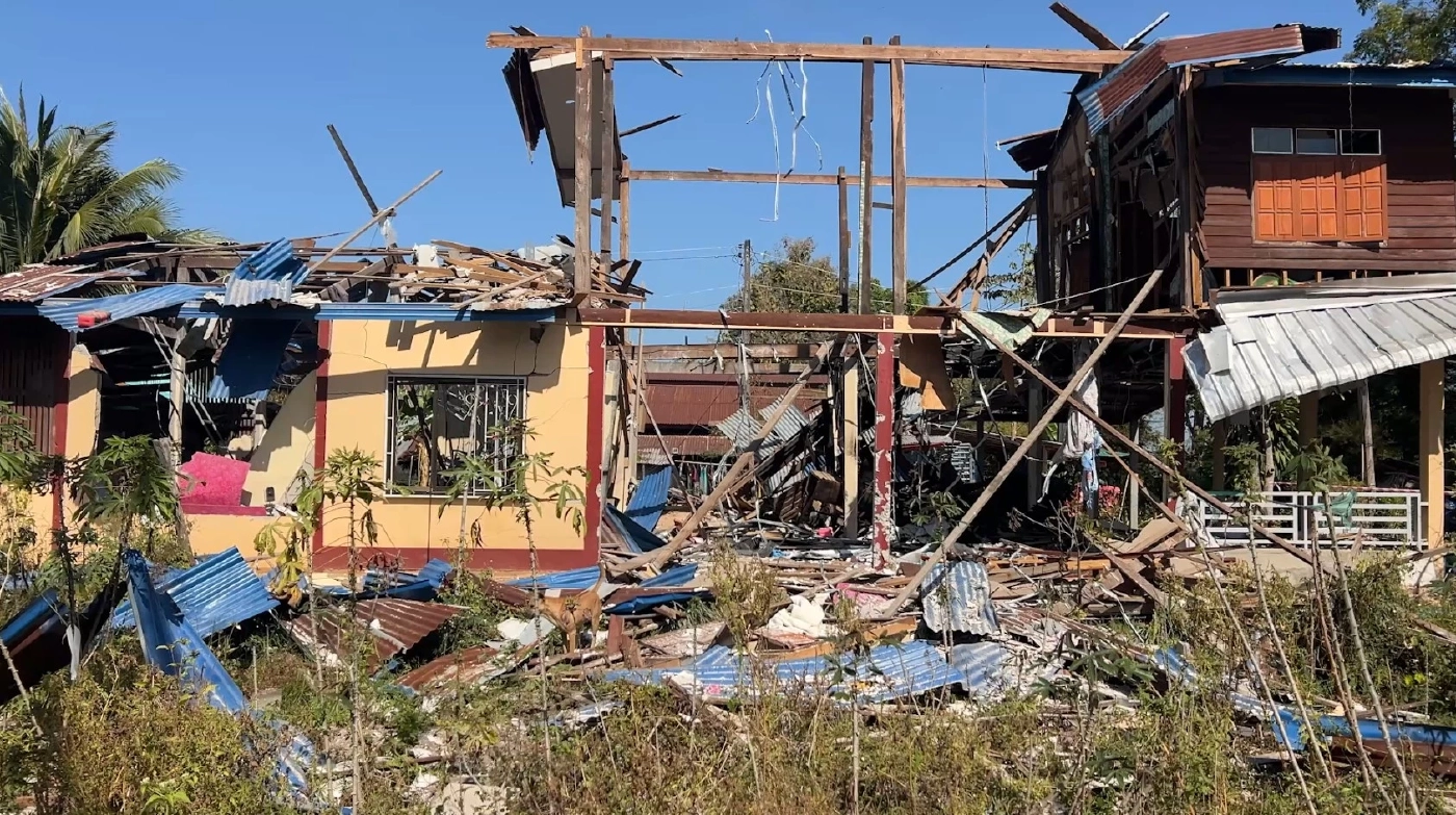 ใจสลาย! ป้าวัย 56 ร้องไห้แทบเป็นลม กลับบ้านหลังหยุดยิง พบ BM-21 ถล่มบ้านพังทั้งหลัง