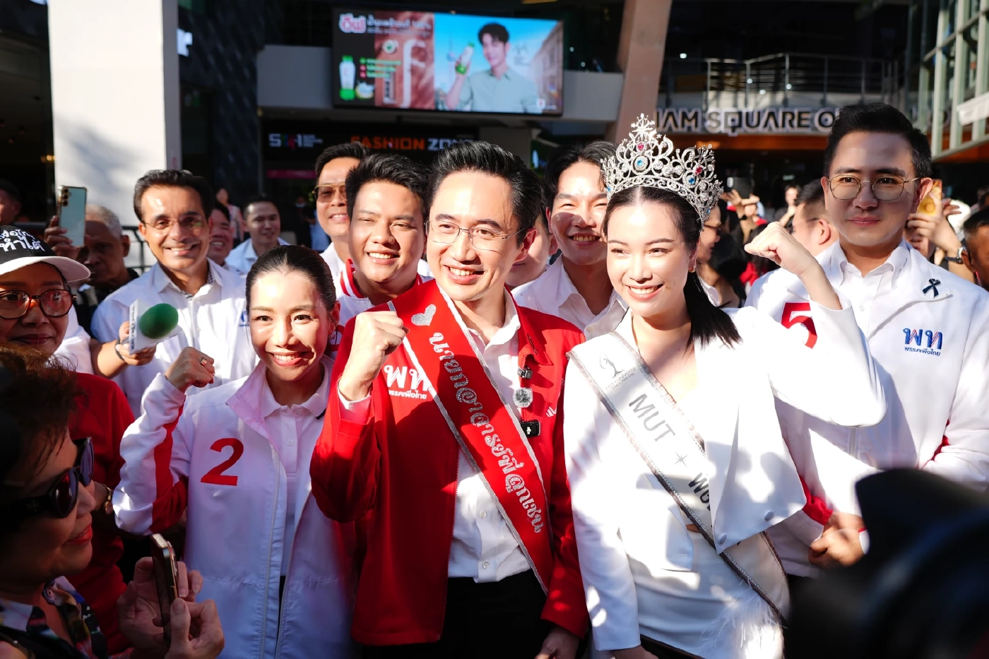 "ยศชนัน" หาเสียงสยามสแควร์ "แพทองธาร" ร่วมให้กำลังใจบอก "ไม่ขึ้นเวที วางมือแล้ว"