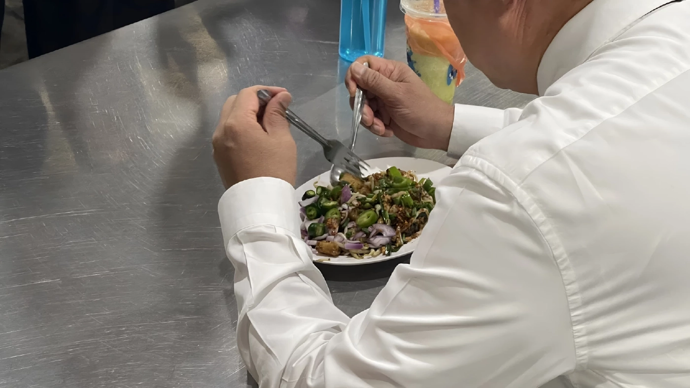 "อนุทิน" เดินตลาดนางเลิ้ง ชาวบ้านชมตัวจริงหล่อ อวยพร กลับมาเป็น "นายกฯ"