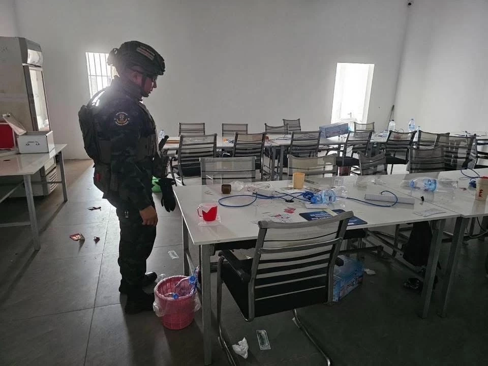 ช็อก! เปิดภาพฐาน "สแกมเมอร์" ด่านช่องจอม-โอร์เสม็ด เจอหลักฐานอื้อ พบสร้าง "โรงพักปลอม"