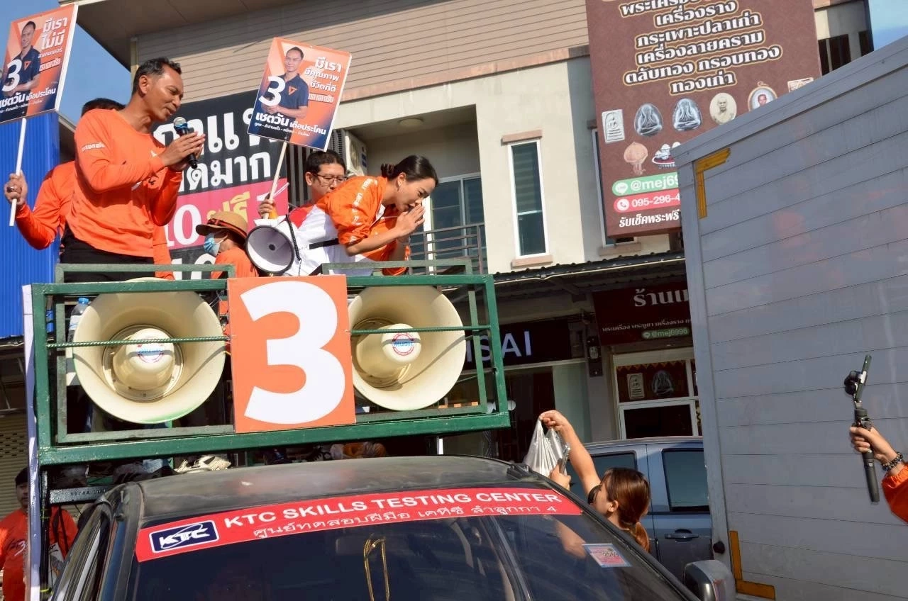 ปะทะคารมเดือด! ชาวบ้าน กับ “เชตวัน - ไอซ์ รักชนก” ปมเอาทหารหรือไม่