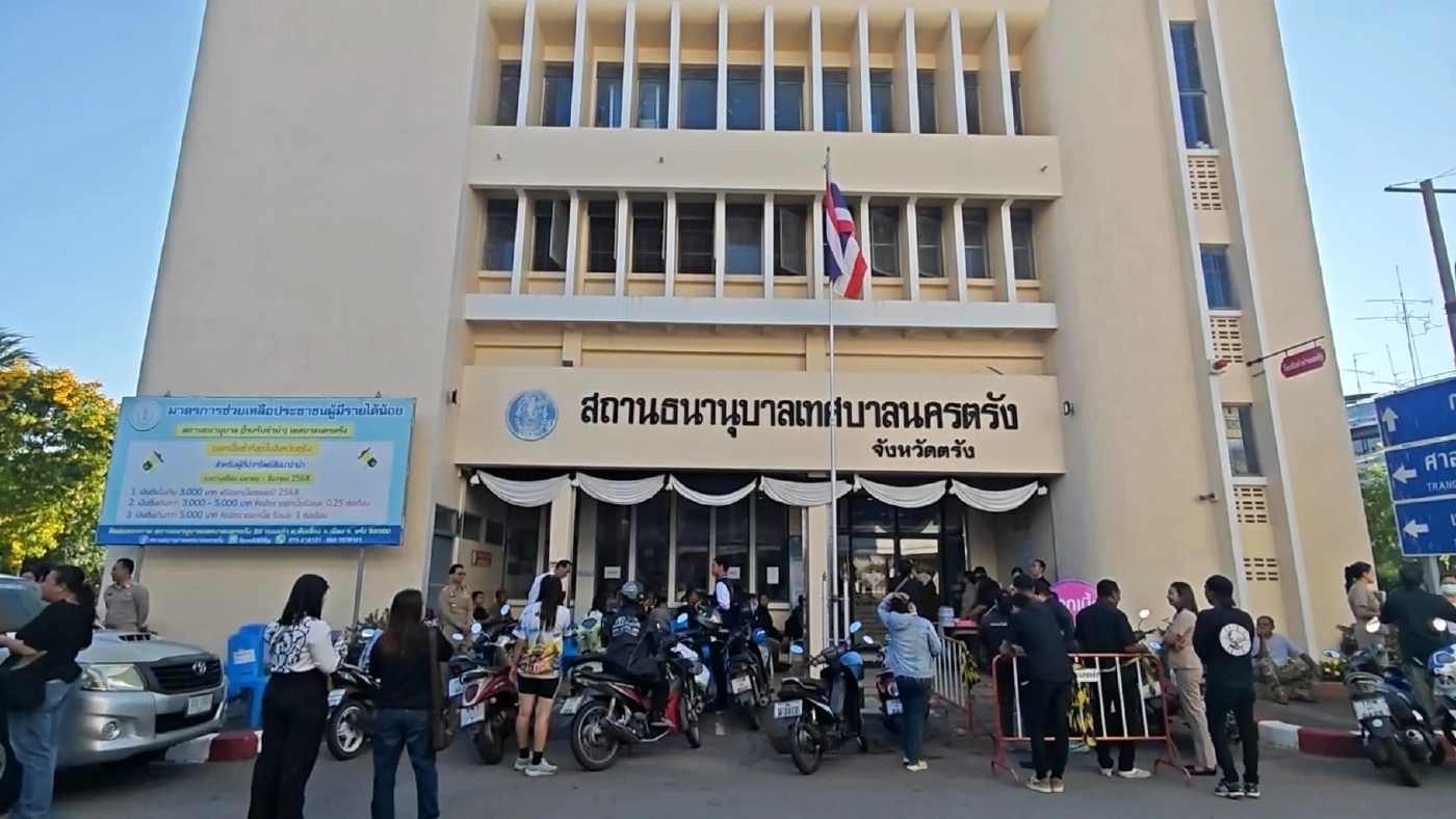 ปชช.แห่ตรวจสอบ-ขอไถ่ทองแน่น หลัง จนท.ลอบฉกทองจาก "โรงตึ๊ง"