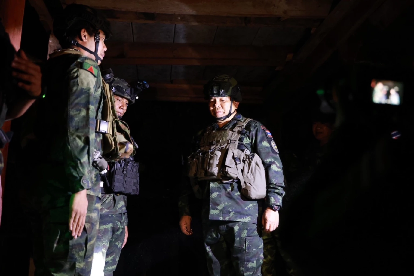 เปิดคลิป! "แม่ทัพภาคที่ 2" ลงพื้นที่กลางคืน ตรวจความพร้อม RDF-X เนิน 225 ย้ำเข้มความปลอดภัยชายแดน