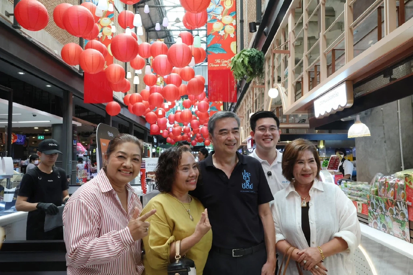 "อภิสิทธิ์" ควงผู้สมัครขอคะแนนคนกรุงฯ ชวนสร้างการเมืองสุจริต