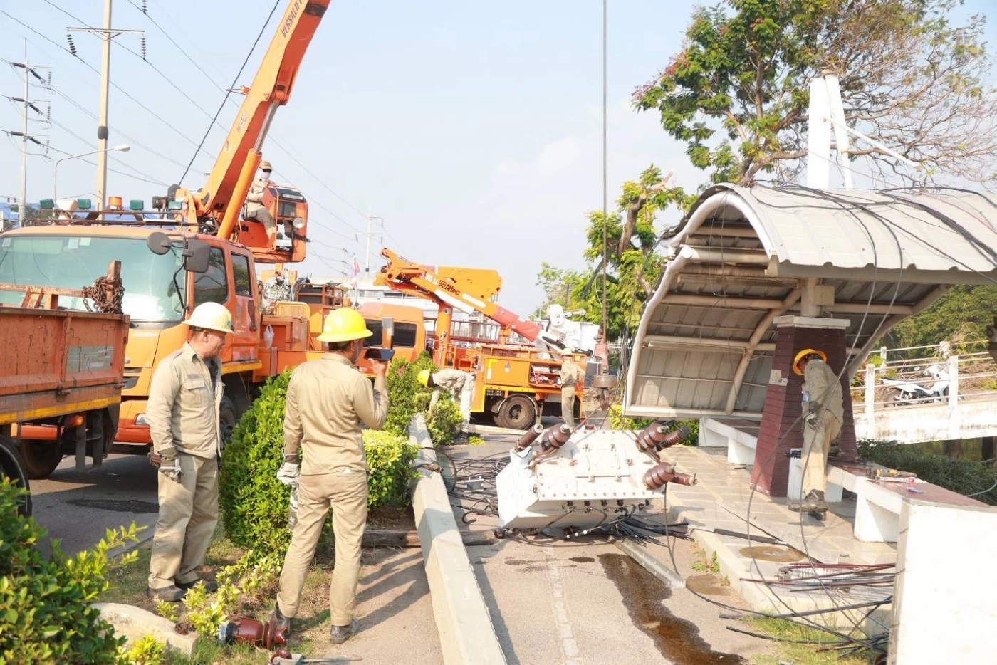 MEA ระดมทีม 200 ชีวิต กู้ระบบไฟฟ้าบางปู หลังรถบรรทุกเกี่ยวสายทำเสาฟ้าร่วง 70 ต้น คาดจ่ายไฟคืนได้ครบภายในเที่ยงคืนวันนี้