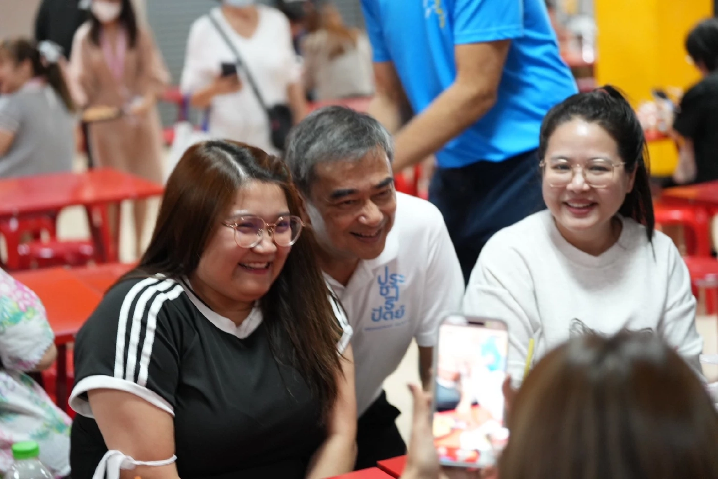 ''อภิสิทธิ์'' หาเสียงจตุจักร-สีลม - เปิดแคมเปญรถไฟฟ้า 5-30 บาท