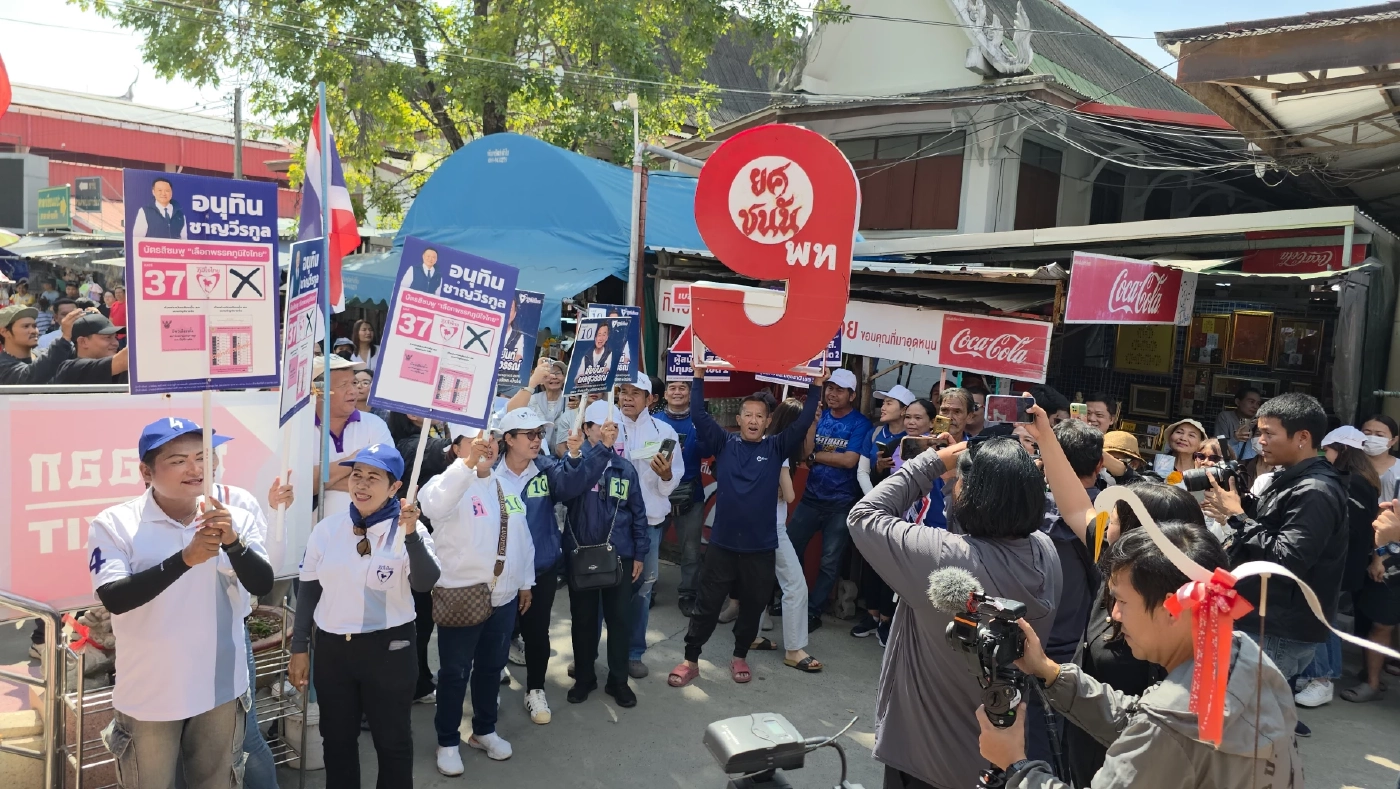 คนเสื้อแดงบุกโวย "อนุทิน" รับ "ลุงชาญ - นายกฯเบี้ยว" เข้าพรรค