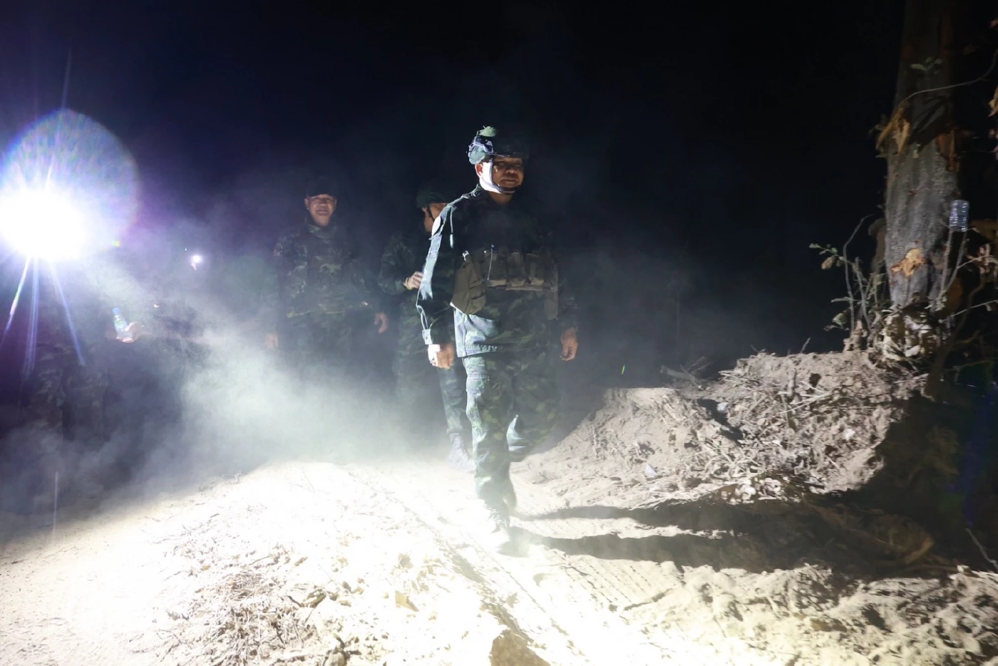 เปิดคลิป! "แม่ทัพภาคที่ 2" ลงพื้นที่กลางคืน ตรวจความพร้อม RDF-X เนิน 225 ย้ำเข้มความปลอดภัยชายแดน