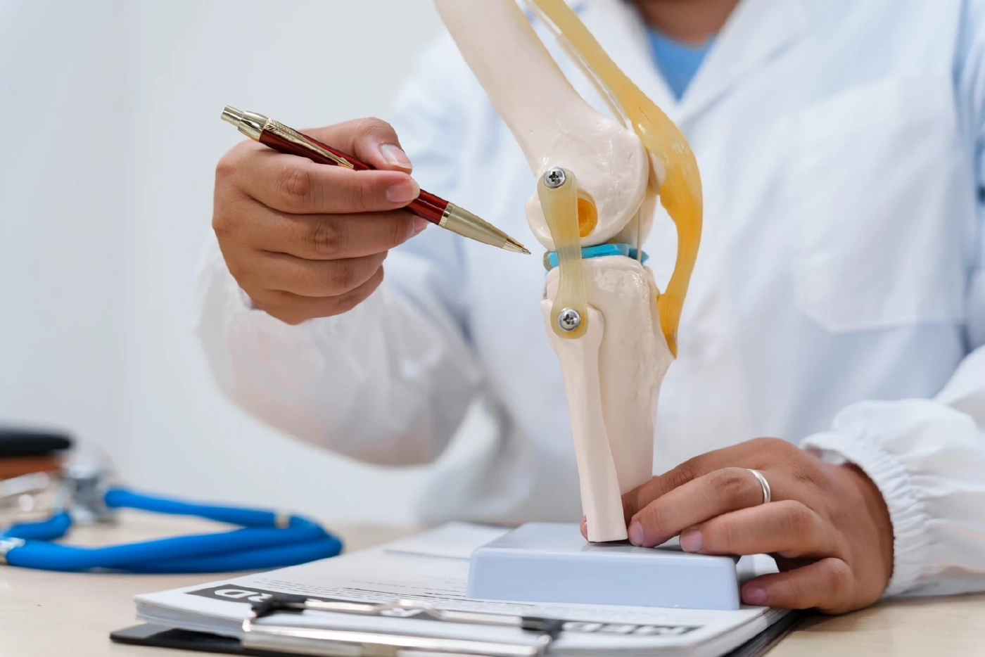 เจาะลึก "ข้อเข่าเสื่อม" โรคยอดฮิตวัย 60+ รักษาได้ไม่ต้องทนปวด