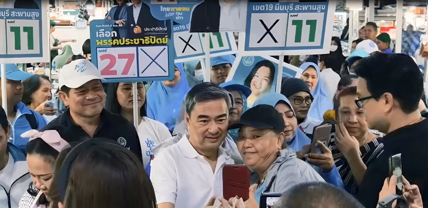 "อภิสิทธิ์" บุก "ร่มเกล้า-มีนบุรี" แม่ยกนอนไม่หลับมารอเจอแต่เช้า (มีคลิป)