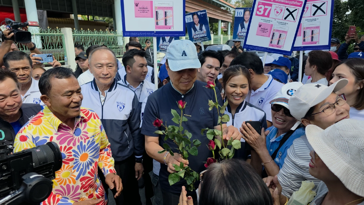 คนเสื้อแดงบุกโวย "อนุทิน" รับ "ลุงชาญ - นายกฯเบี้ยว" เข้าพรรค