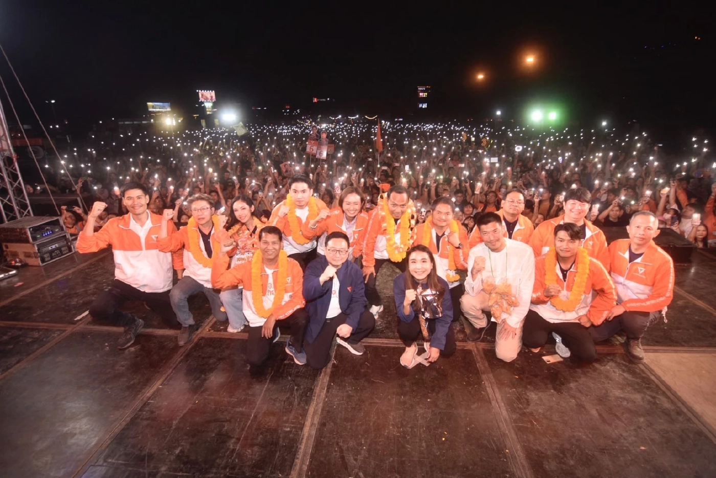 “ธนาธร” ปลุกคนปทุมฯ เลือก “เชตวัน” ชูเปลี่ยนสนามกอล์ฟเป็นสวน