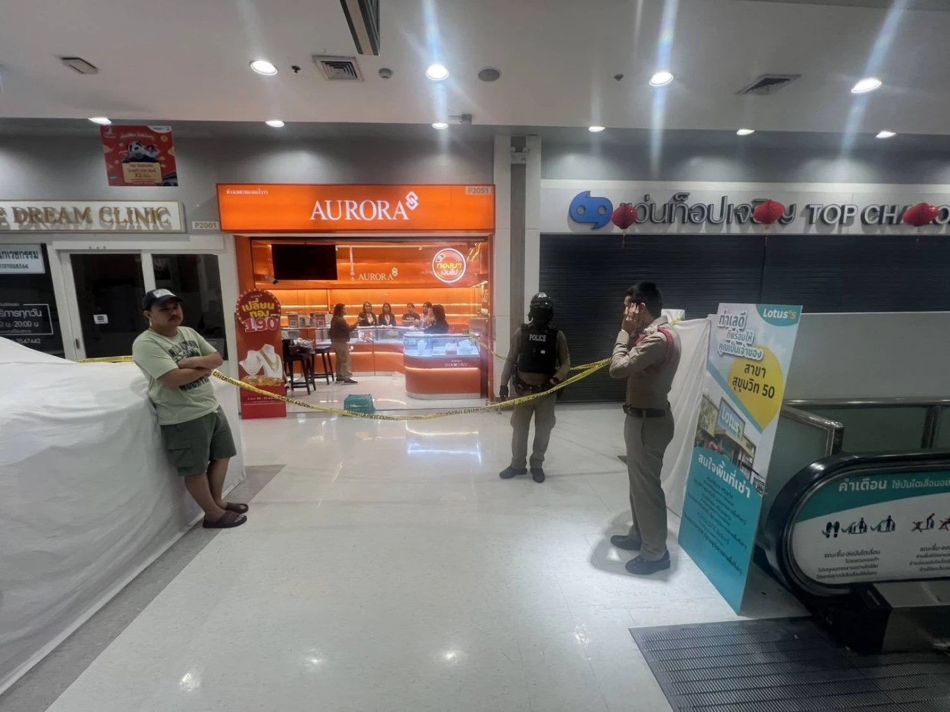 คนร้ายควงปืนบุกชิงทองกลางห้างดัง กวาดทอง 149 บาท เผ่นหนีลอยนวล