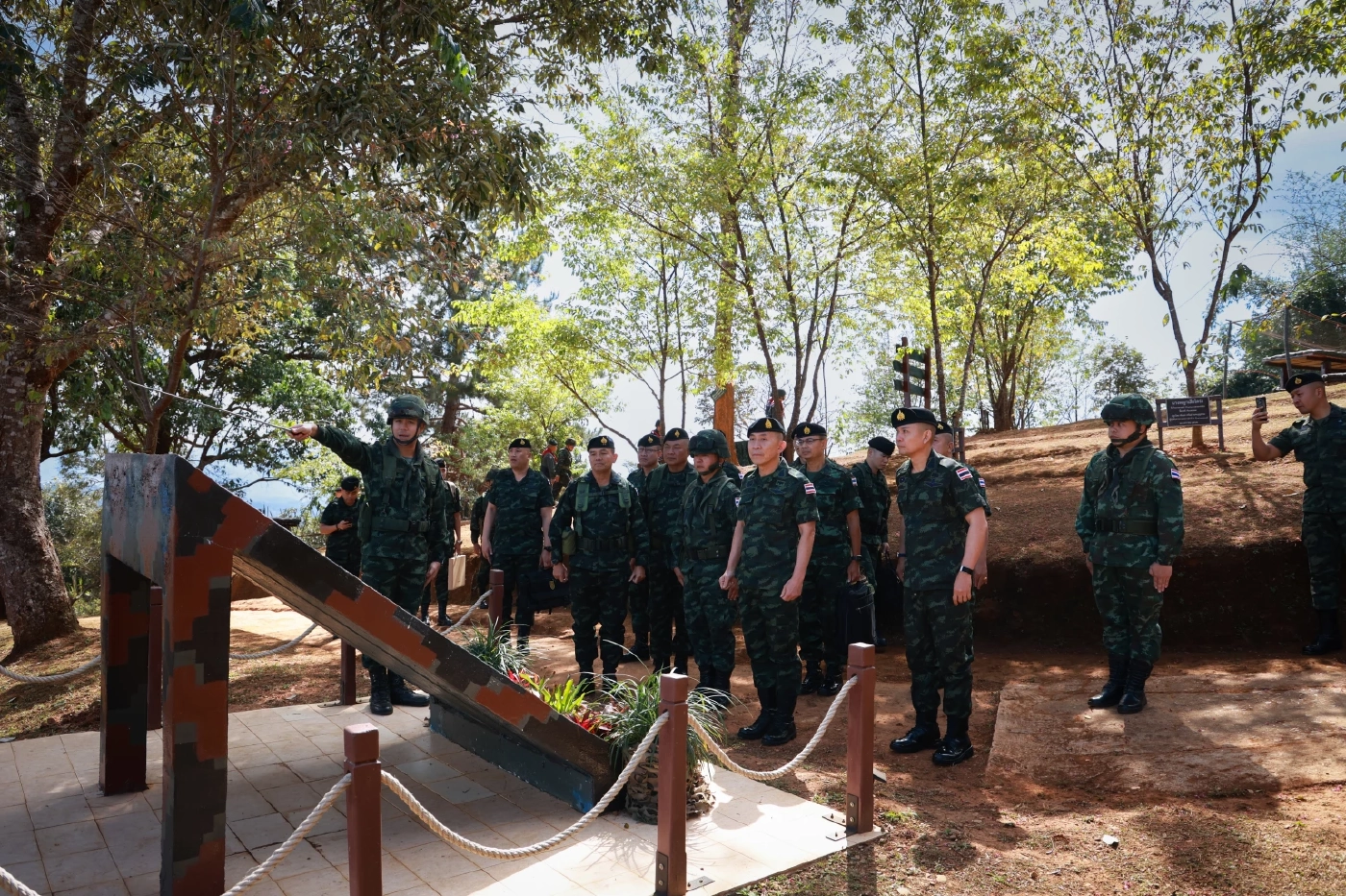 "ผบ.ทสส." ลงพื้นที่แม่สอด ตรวจแนวชายแดนตะวันตก ด้าน "ปลัดกลาโหม" ลงพื้นที่กองกำลังผาเมือง เชียงใหม่