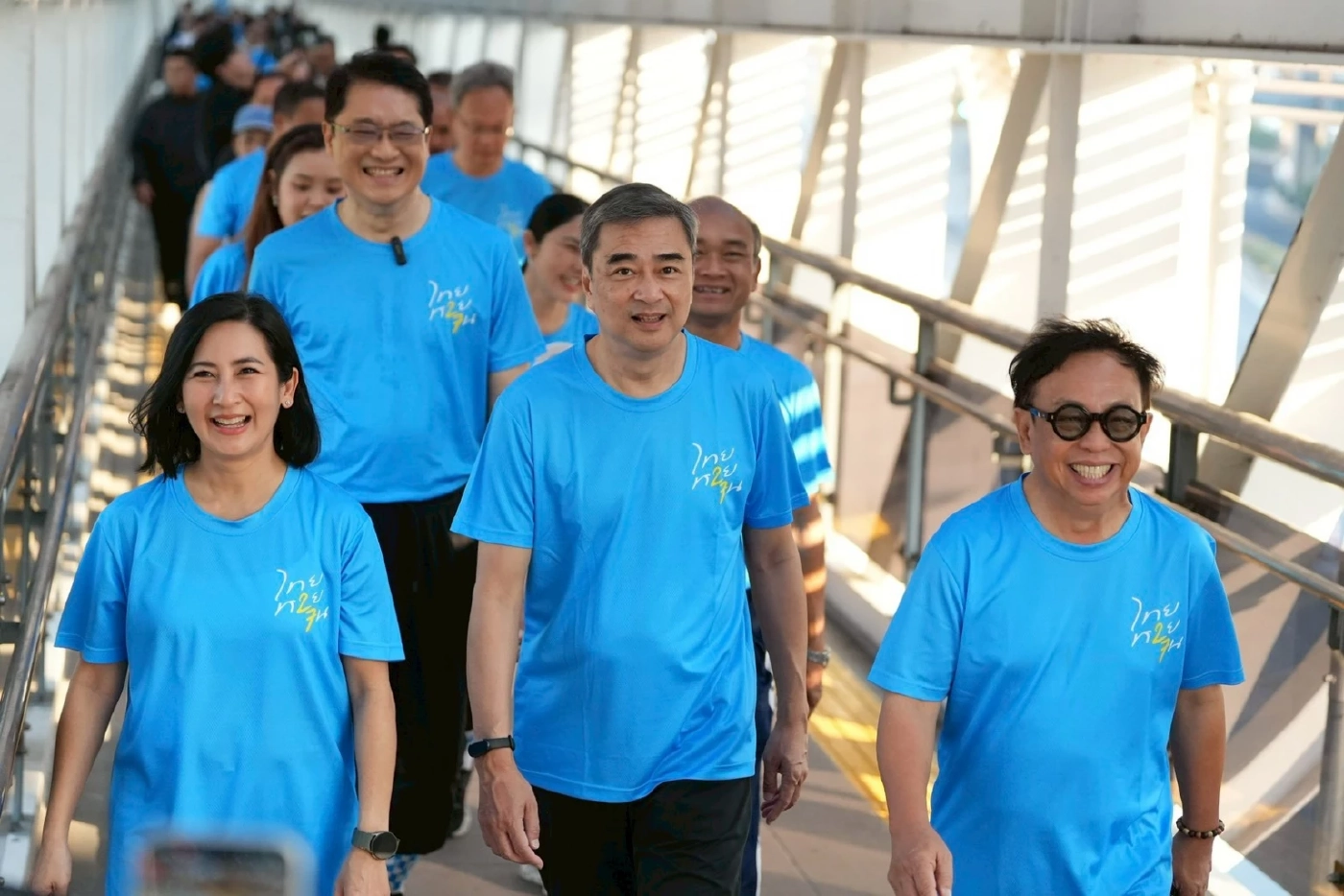 ''อภิสิทธิ์'' หาเสียงจตุจักร-สีลม - เปิดแคมเปญรถไฟฟ้า 5-30 บาท