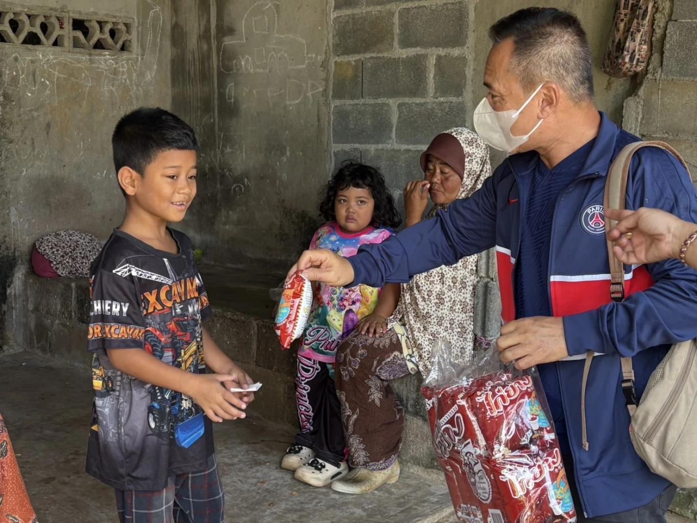 “สื่อใต้-เนชั่น-วิริยะ” มอบของขวัญ “เด็กที่ไปไม่ถึงวันเด็ก”