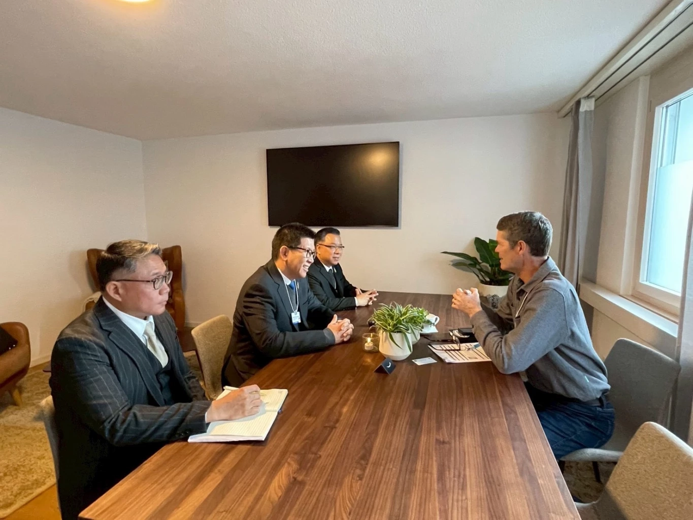 'เอกนิติ' เปิดภารกิจดาวอสวันแรก นำทีมไทยแลนด์ พบประธานธนาคารโลก