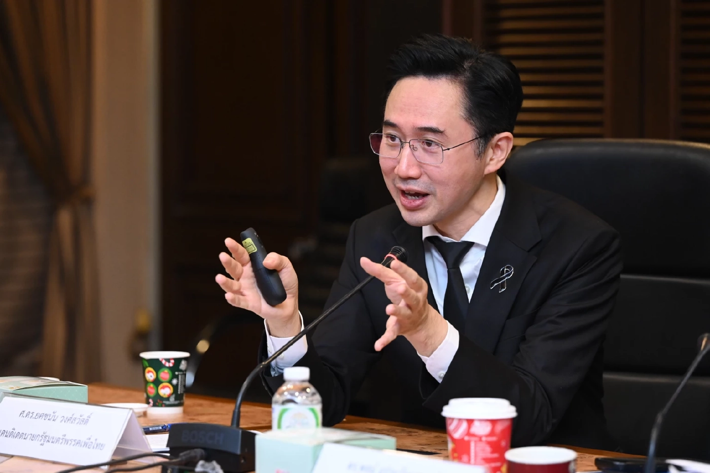 ศ.ดร.ยศชนัน วงศ์สวัสดิ์ แคนดิเดตนายกรัฐมนตรี พรรคเพื่อไทย