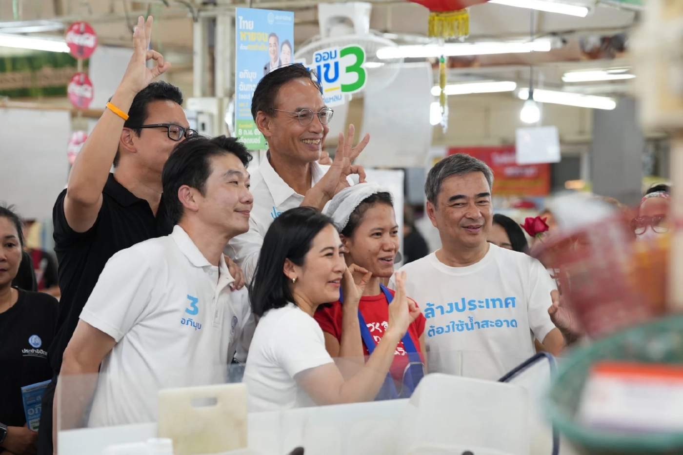 "อภิสิทธิ์" ได้ กทม.หลายเขต - เตือนกาน้ำเงินระวังส้มยึดกรุงฯ