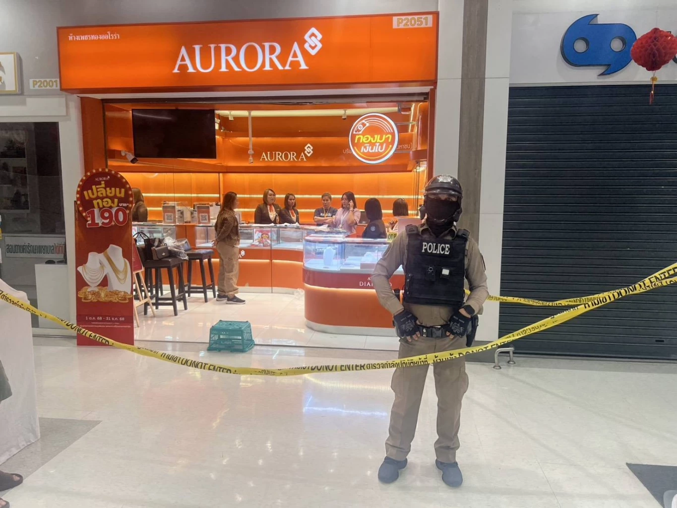 คนร้ายควงปืนบุกชิงทองกลางห้างดัง กวาดทอง 149 บาท เผ่นหนีลอยนวล