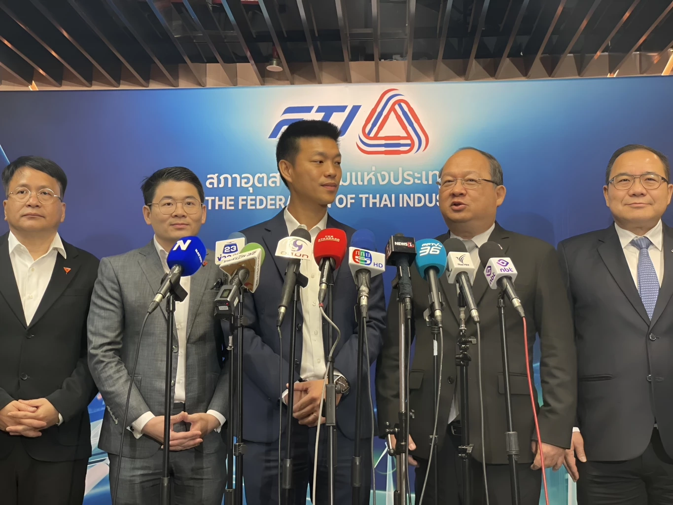 "เท้ง" นำทีมเศรษฐกิจ-แรงงาน ถกสภาอุตสาหกรรมฯ อุดรูรั่วระบบเศรษฐกิจ 100  วันแรก