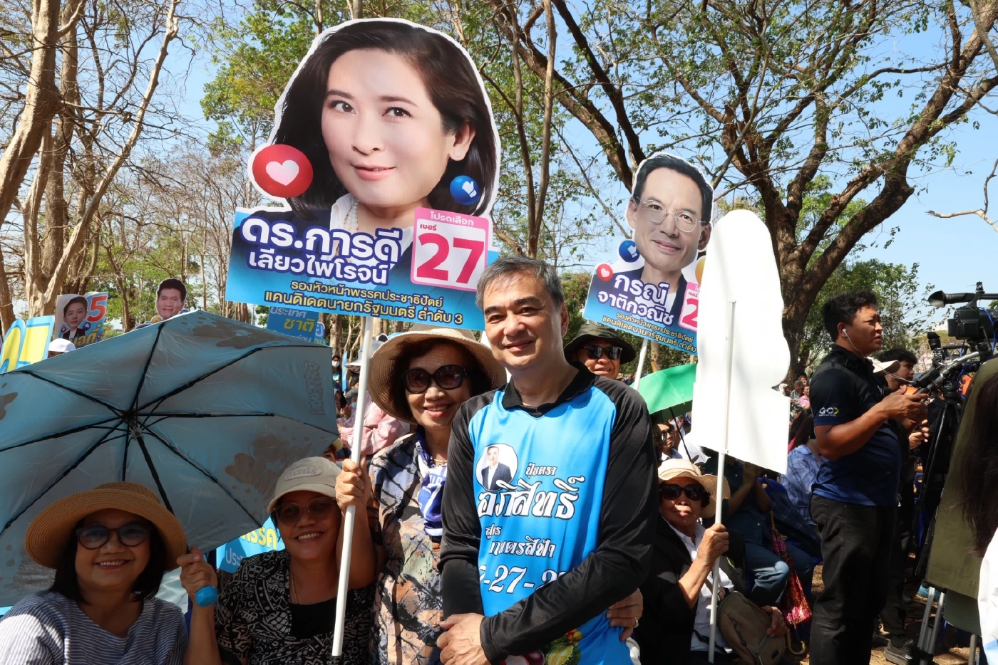 “อภิสิทธิ์” ลุยสวนทุเรียนจันทบุรี-ตราด ย้ำการเมืองสุจริต ศก.โต