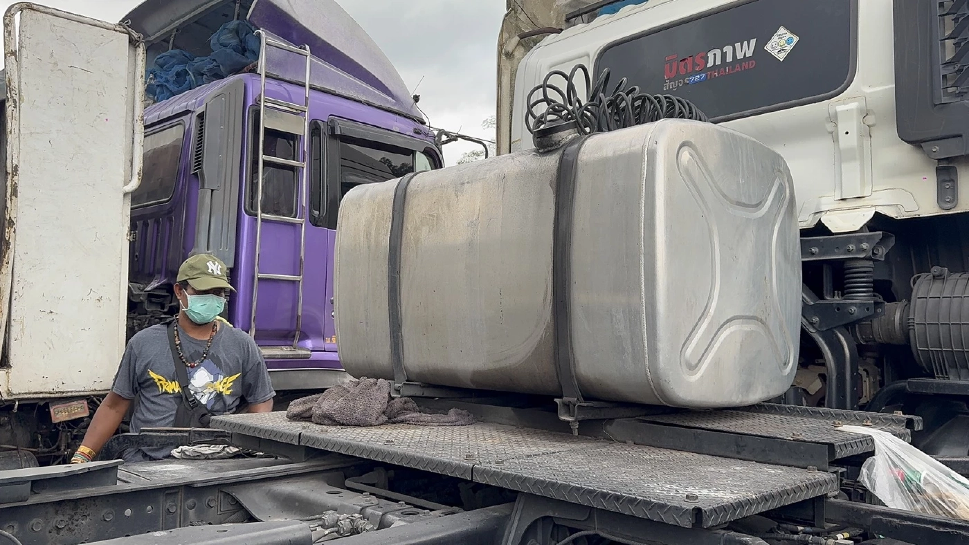 กำลังผสมตรวจเส้นทางโจรบึ้มปั๊ม พบโกดังลับซุกน้ำมันเถื่อนกว่า 9,230 ลิตร