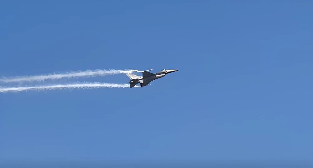 คนนับแสนแห่ชม “F-16 - Gripen” ลำจริงที่ใช้หย่อนไข่ศึกไทย-กัมพูชา